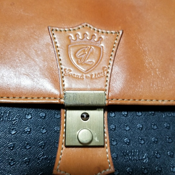 Vintage Grand Lion leather saddle/messenger purse - Picture 5 of 8